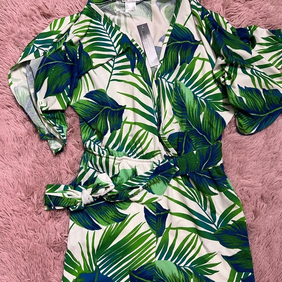 NEVER WORN Adorable Palm Print Romper Size S - Picture 2 of 3